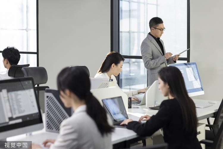 办公人员工作场景